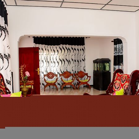 Gloriya Mathews Hotel Negombo Bagian luar foto
