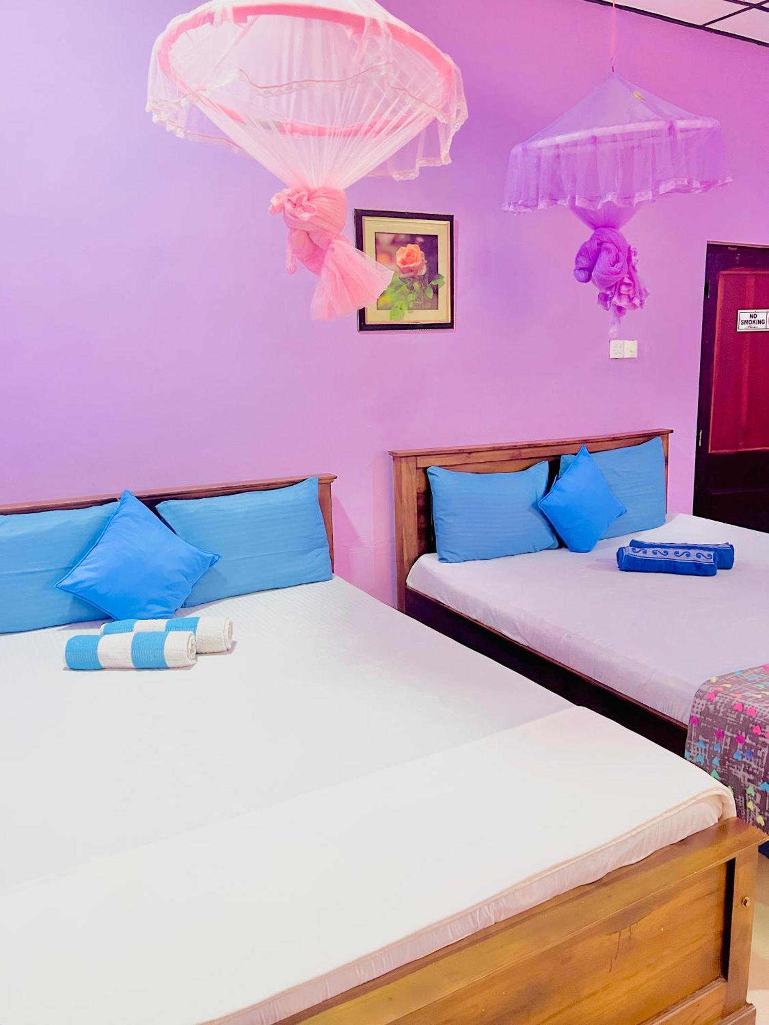 Gloriya Mathews Hotel Negombo Bagian luar foto