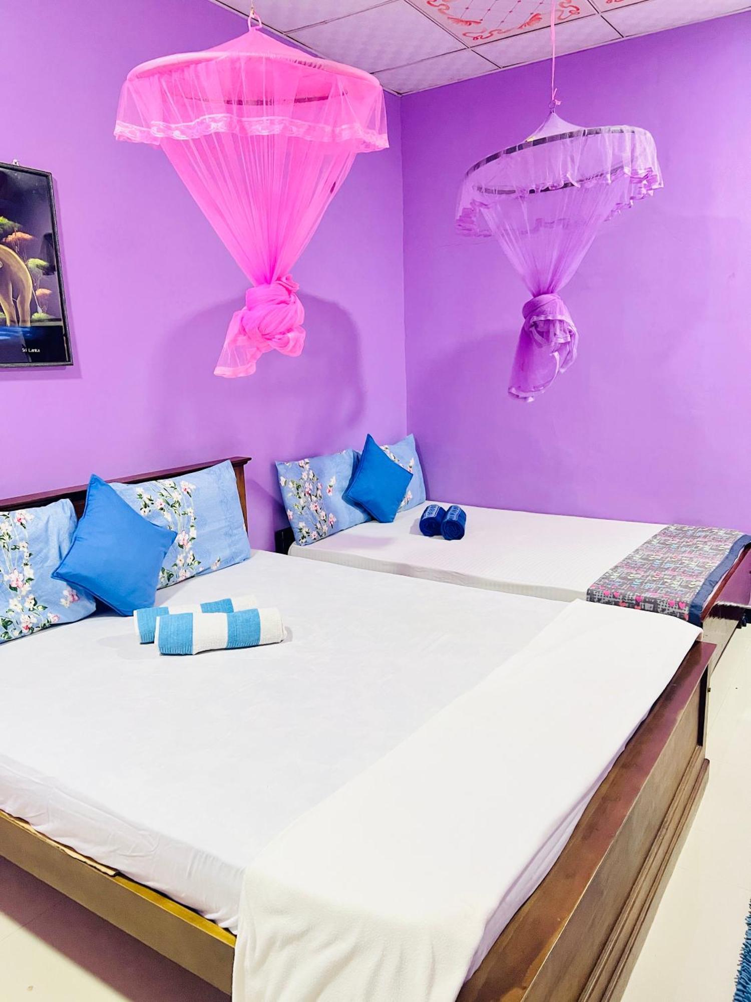 Gloriya Mathews Hotel Negombo Bagian luar foto
