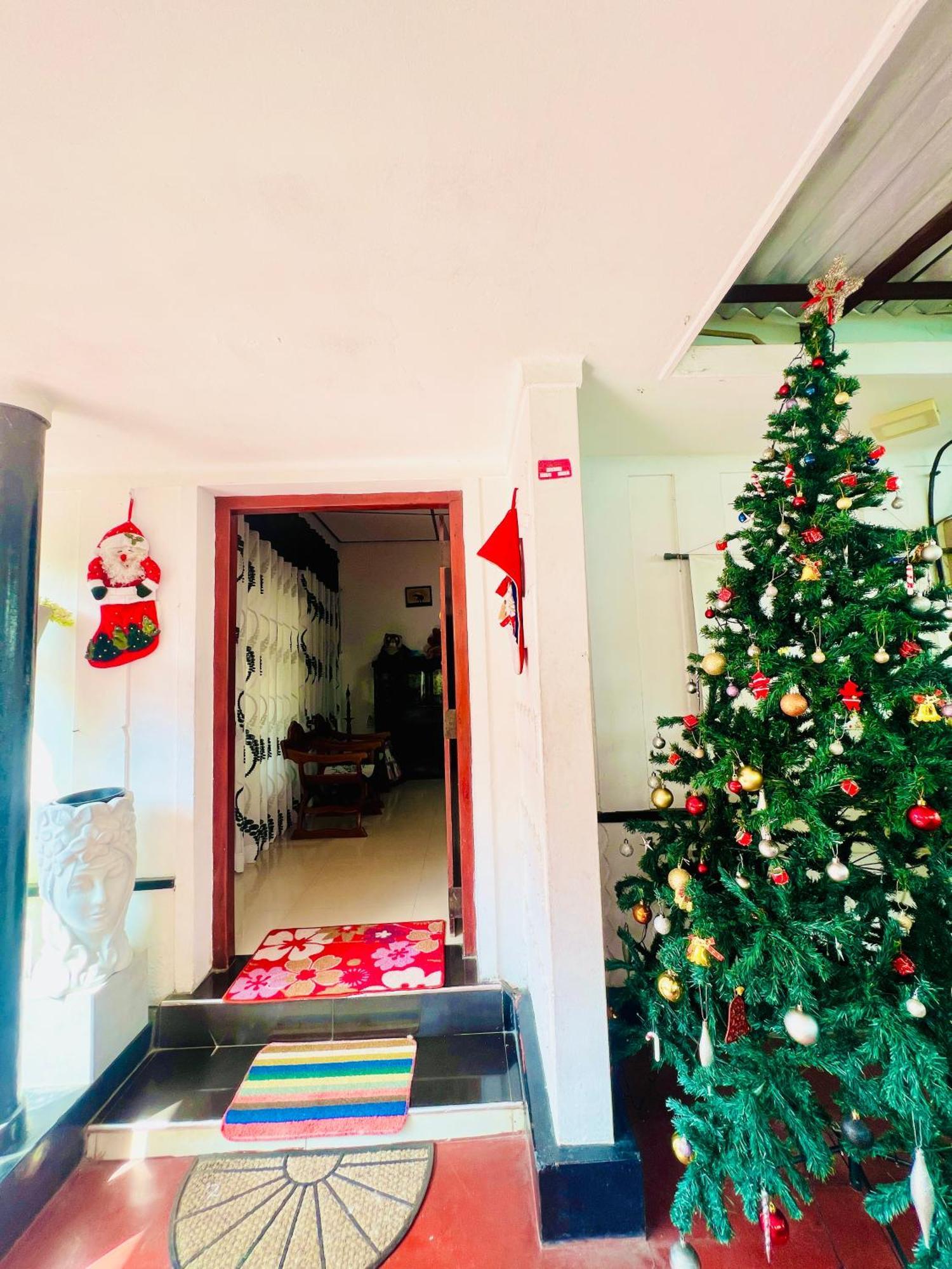 Gloriya Mathews Hotel Negombo Bagian luar foto