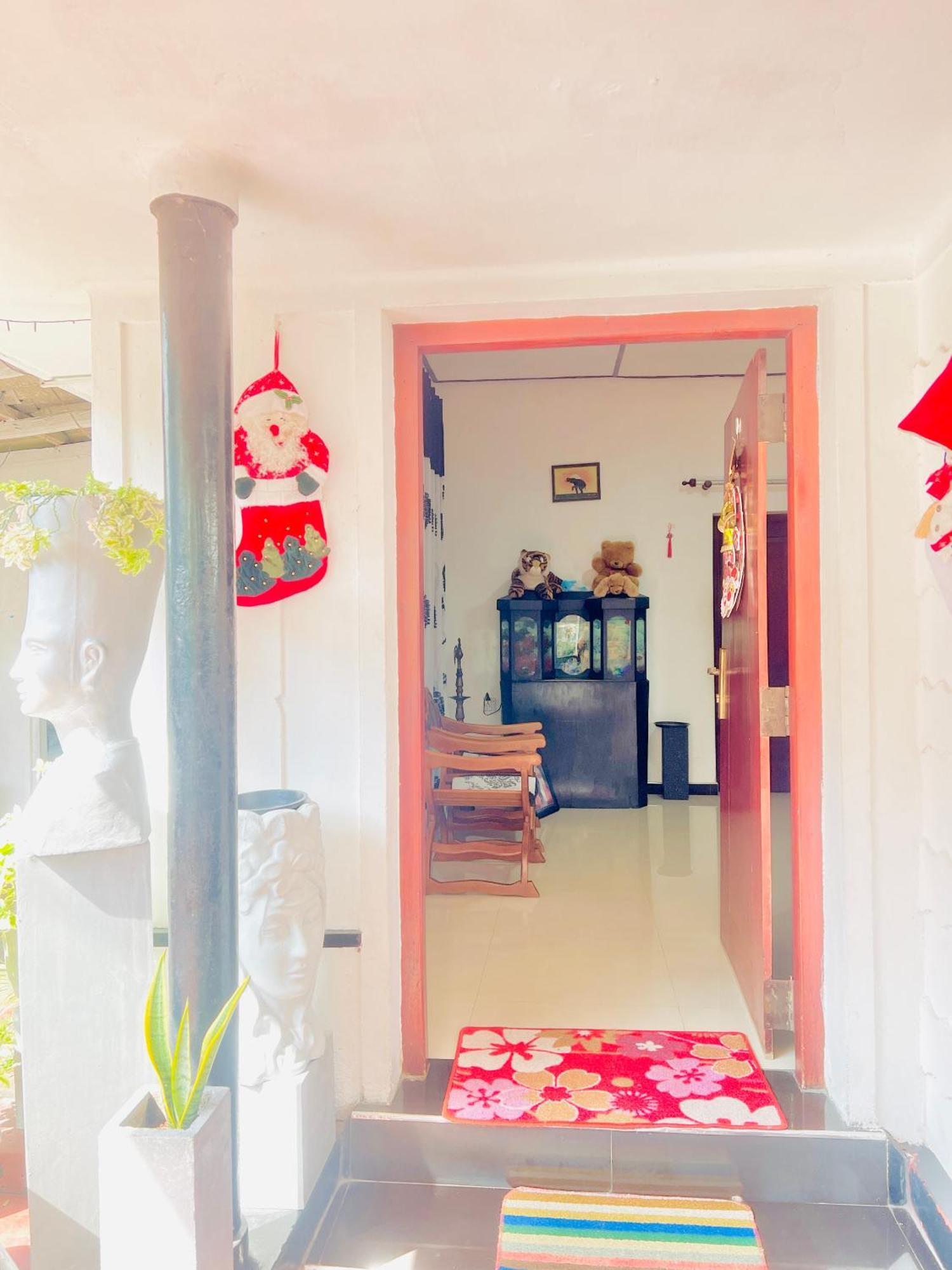 Gloriya Mathews Hotel Negombo Bagian luar foto