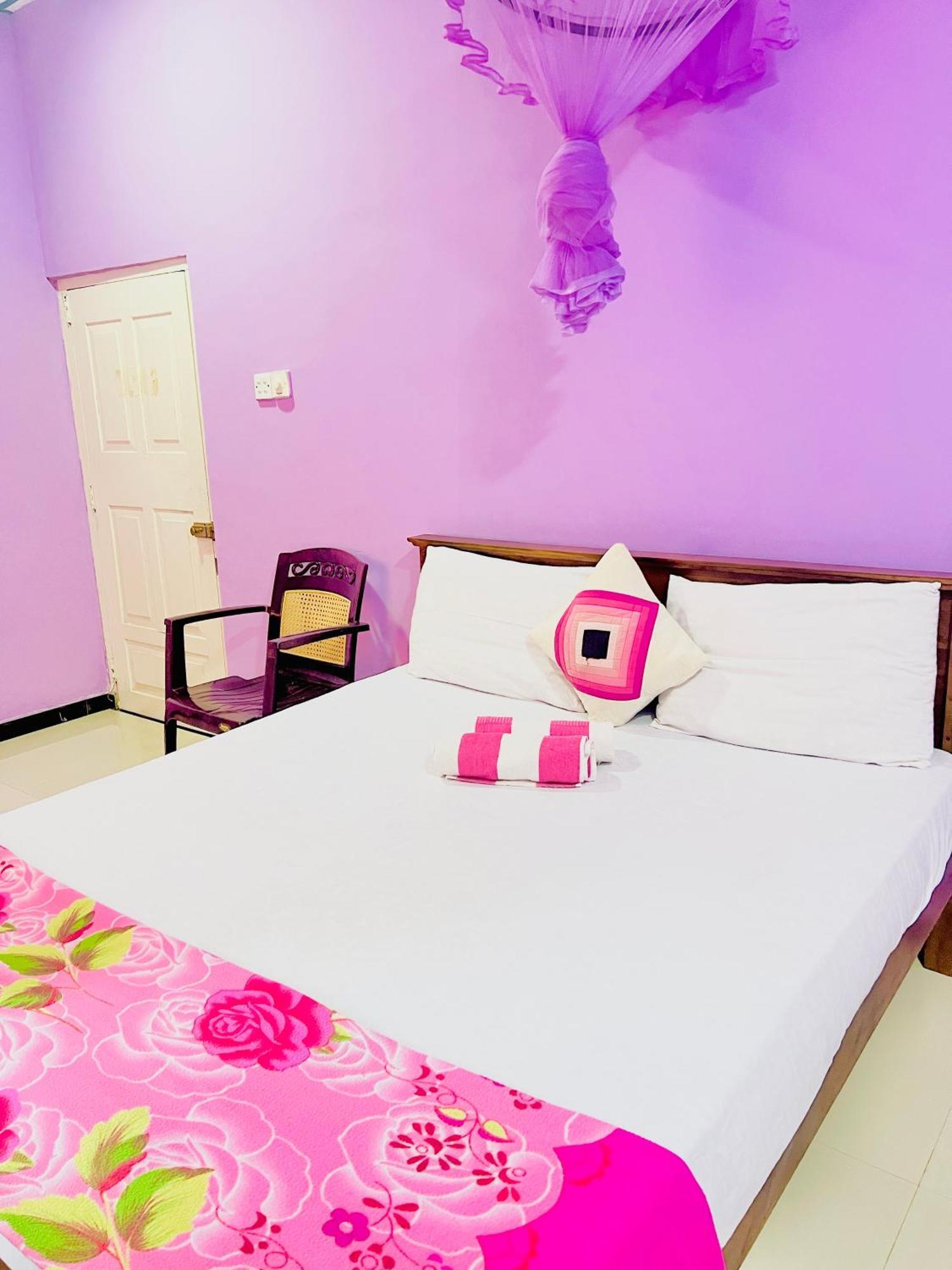 Gloriya Mathews Hotel Negombo Bagian luar foto