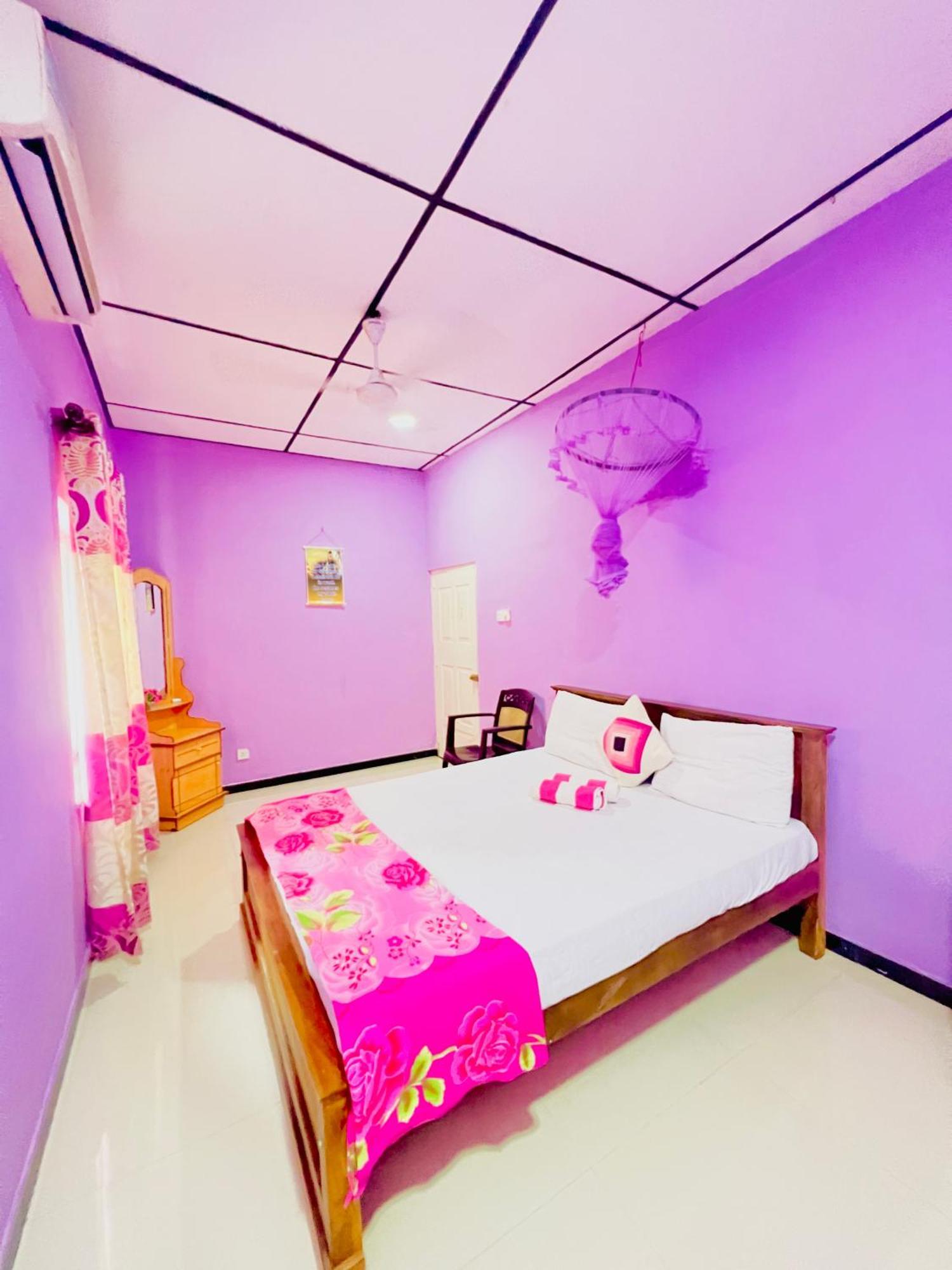 Gloriya Mathews Hotel Negombo Bagian luar foto