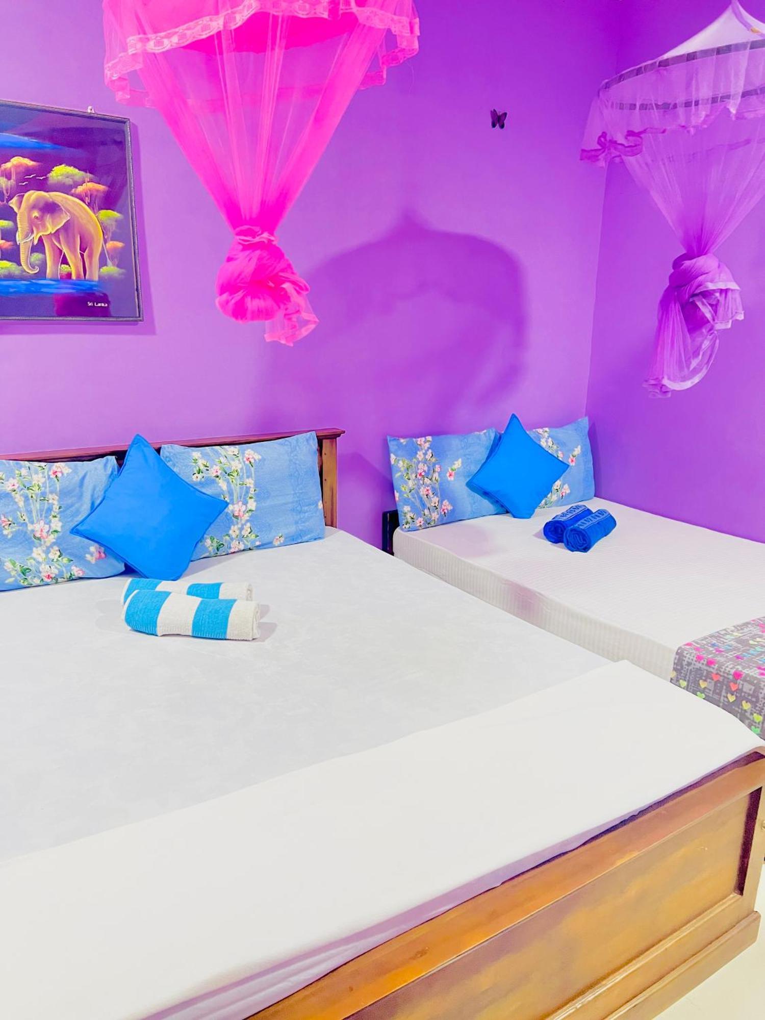 Gloriya Mathews Hotel Negombo Bagian luar foto