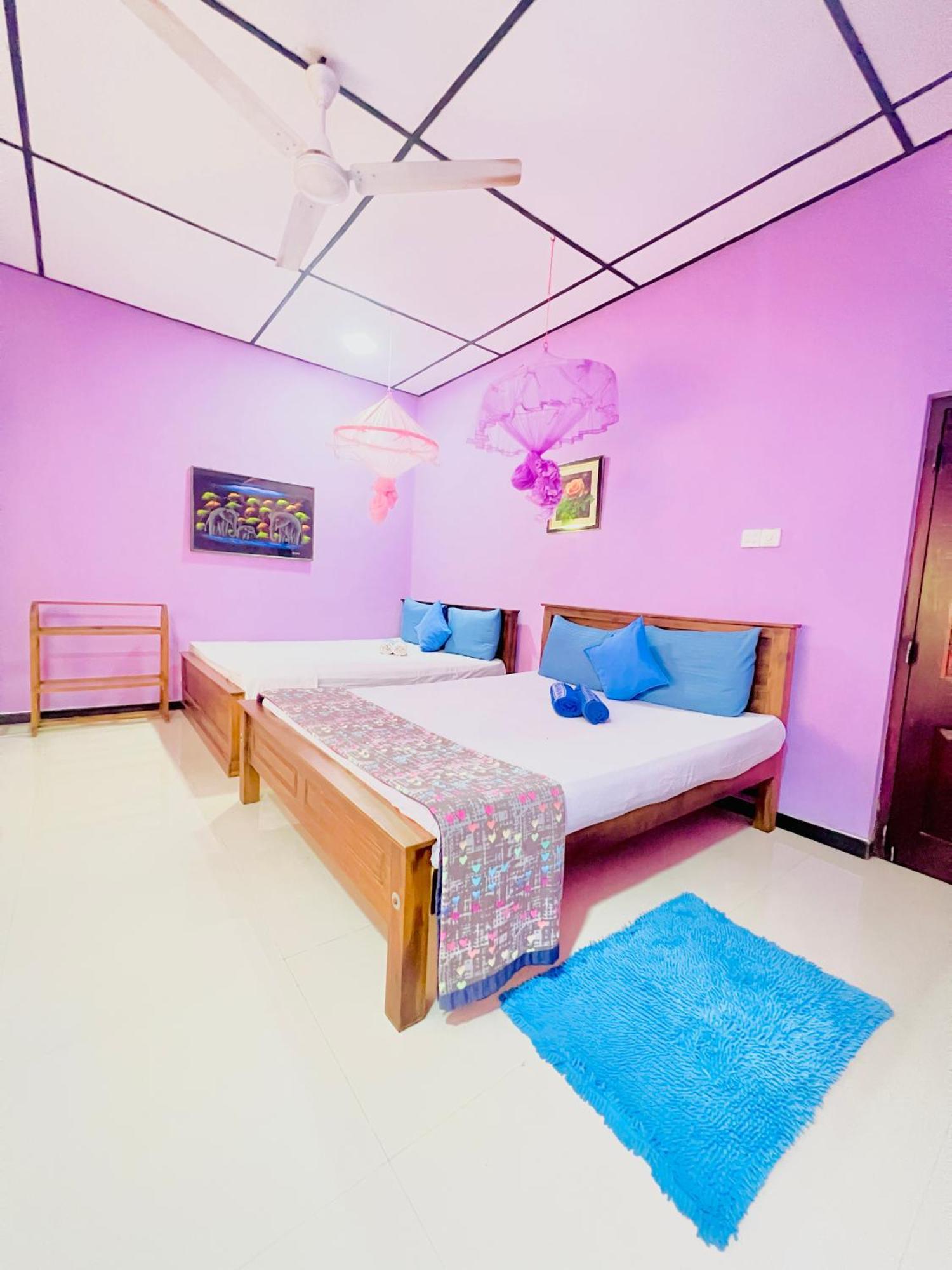 Gloriya Mathews Hotel Negombo Bagian luar foto
