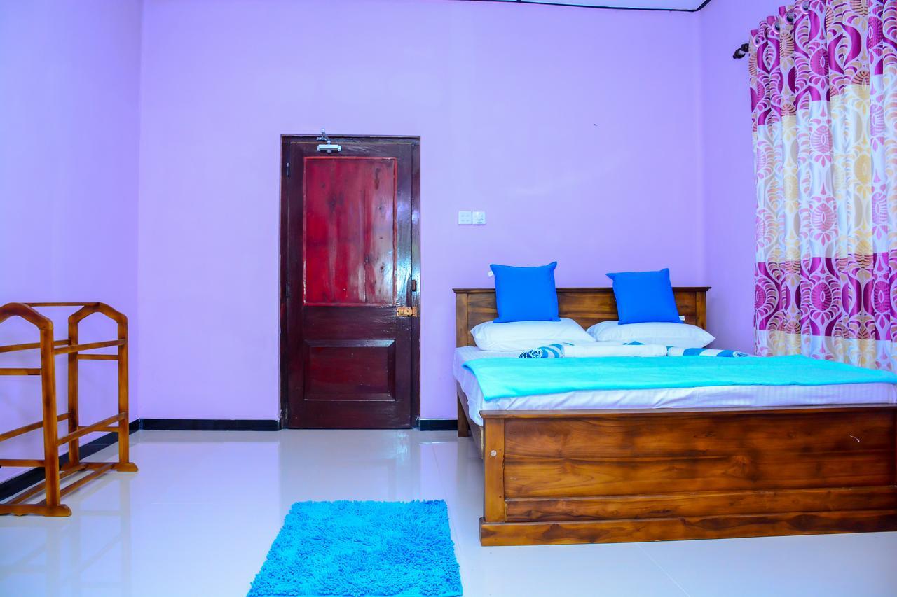 Gloriya Mathews Hotel Negombo Bagian luar foto