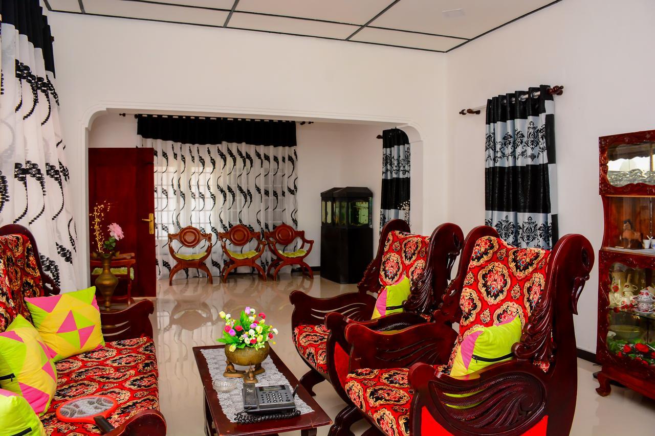 Gloriya Mathews Hotel Negombo Bagian luar foto