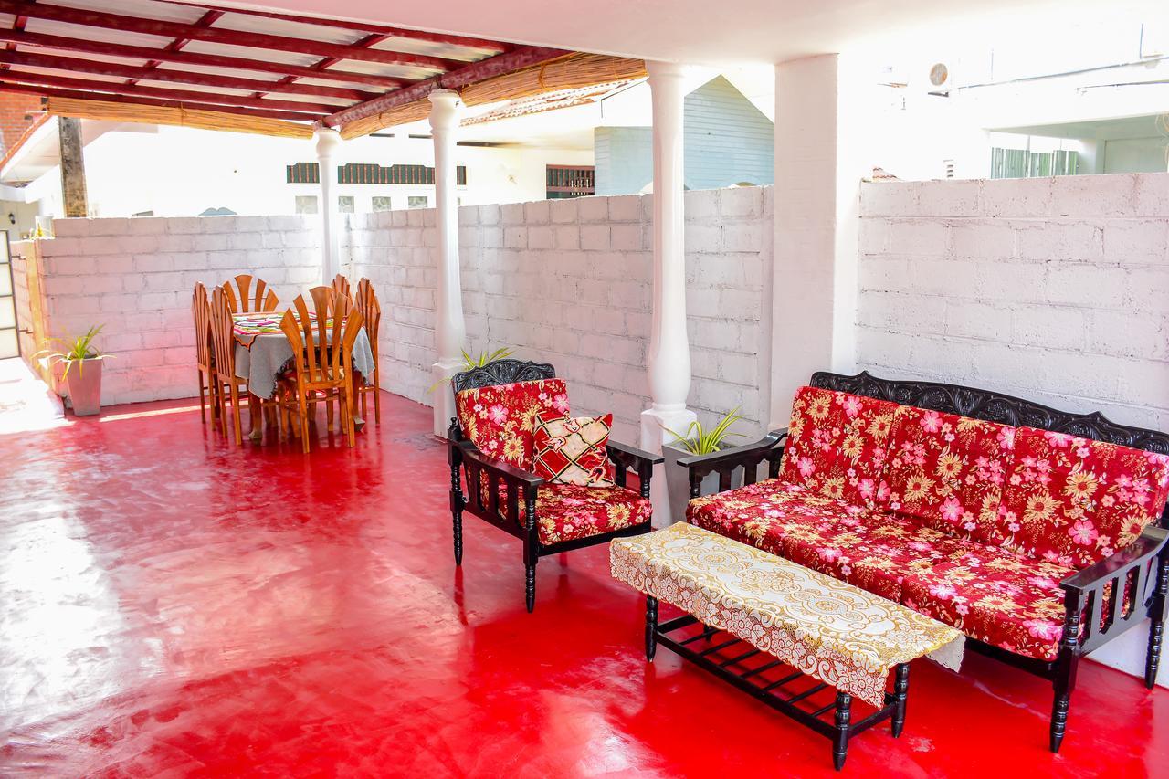 Gloriya Mathews Hotel Negombo Bagian luar foto