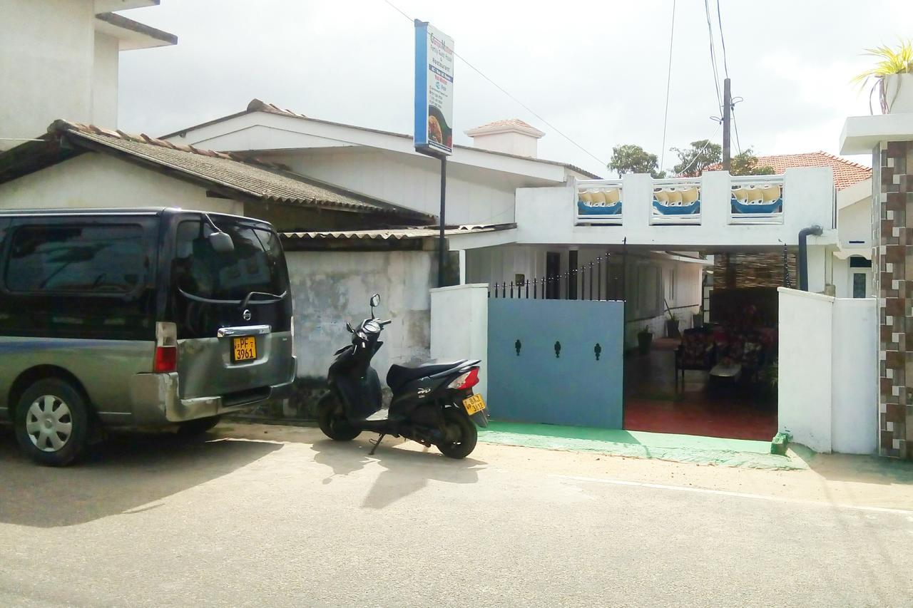 Gloriya Mathews Hotel Negombo Bagian luar foto